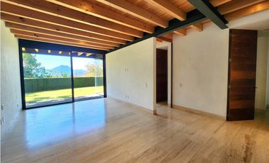 CASA EN VENTA CON VISTA AL LAGO EN VALLE DE BRAVO