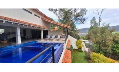 Casa en Venta con Preciosa vista y Acceso al Lago en Valle de Bravo.