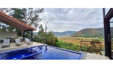 Casa en Venta con Preciosa vista y Acceso al Lago en Valle de Bravo.