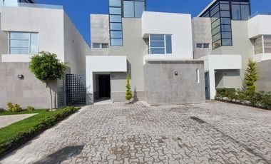 Moderna Casa en Fraccionamiento Privado en Rosarito con Vista al Mar