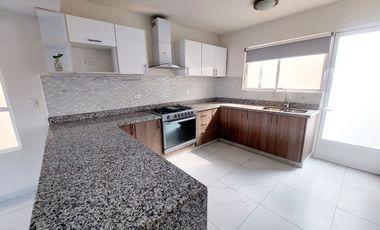 Moderna Casa en Fraccionamiento Privado en Rosarito con Vista al Mar