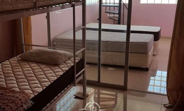 Casa amoblada de 6 Dormitorios en Villa Los Algarrobos