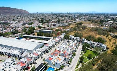 Casa en venta por Mariano Otero, Zapopan Jalisco.