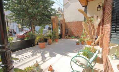 Morón 3918: casa lote propio de 7amb.   2 patios   terraza