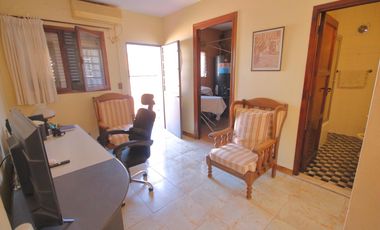 Morón 3918: casa lote propio de 7amb.   2 patios   terraza
