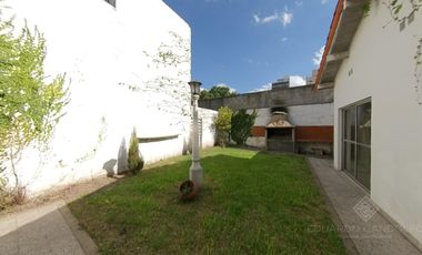 Excelente Inmueble de 3 plantas - Vta. Directa - Apto Crédito