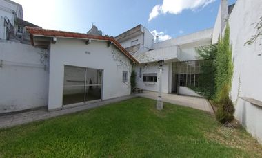 Excelente Inmueble de 3 plantas - Vta. Directa - Apto Crédito