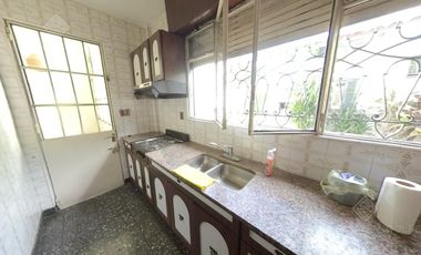 Excelente Inmueble de 3 plantas - Vta. Directa - Apto Crédito
