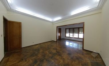 Excelente Inmueble de 3 plantas - Vta. Directa - Apto Crédito