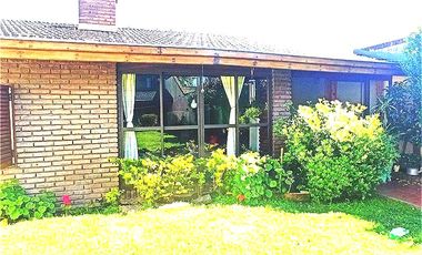 CHALET 4 AMBIENTES CON PARQUE Y QUINCHO - VILLA SARMIENTO
