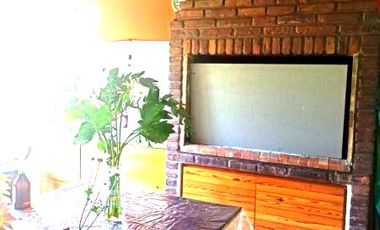 CHALET 4 AMBIENTES CON PARQUE Y QUINCHO - VILLA SARMIENTO