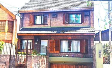 CHALET 4 AMBIENTES CON PARQUE Y QUINCHO - VILLA SARMIENTO