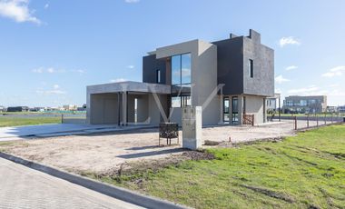 Venta casa 4 ambientes en Sebastian Gaboto con vista a la laguna - Hudson