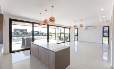 Venta casa 4 ambientes en Sebastian Gaboto con vista a la laguna - Hudson