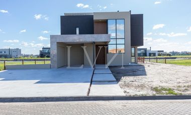 Venta casa 4 ambientes en Sebastian Gaboto con vista a la laguna - Hudson