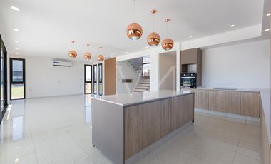 Venta casa 4 ambientes en Sebastian Gaboto con vista a la laguna - Hudson