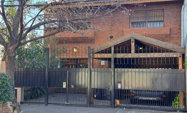 Casa de dos plantas con jardin en Martinez