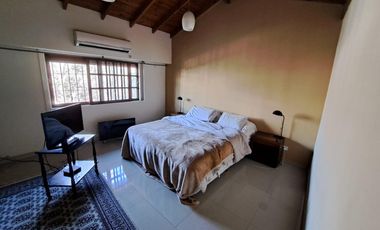Casa de dos plantas con jardin en Martinez