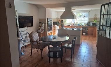 Casa de dos plantas con jardin en Martinez
