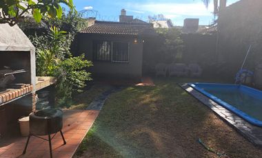 Casa de dos plantas con jardin en Martinez