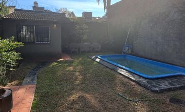 Casa de dos plantas con jardin en Martinez