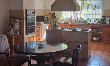 Casa de dos plantas con jardin en Martinez