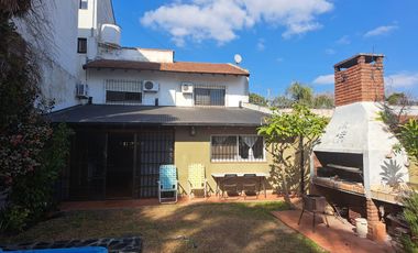 Casa de dos plantas con jardin en Martinez