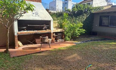 Casa de dos plantas con jardin en Martinez