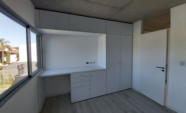 Excelente unidad 3 ambientes con terraza propio, cochera cubierta. Detalles de categ. Olivos