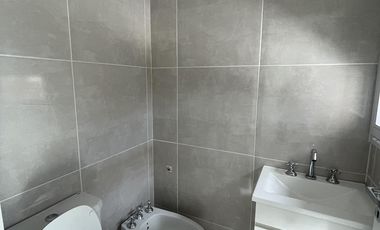 Casa en venta en Roldán, 2 dormitorios c/ excelente calidad constructiva.