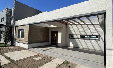 Casa en venta en Roldán, 2 dormitorios c/ excelente calidad constructiva.