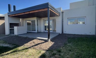Casa en venta en Roldán, 2 dormitorios c/ excelente calidad constructiva.