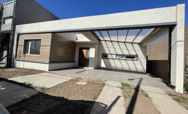 Casa en venta en Roldán, 2 dormitorios c/ excelente calidad constructiva.