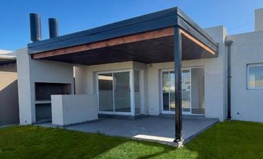 Casa en venta en Roldán, 2 dormitorios c/ excelente calidad constructiva.