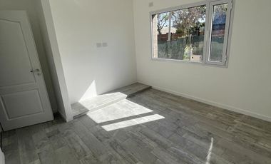 Casa en venta en Roldán, 2 dormitorios c/ excelente calidad constructiva.