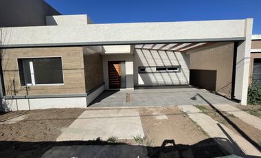 Casa en venta en Roldán, 2 dormitorios c/ excelente calidad constructiva.