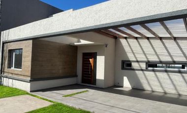 Casa en venta en Roldán, 2 dormitorios c/ excelente calidad constructiva.