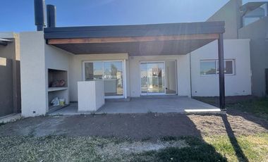 Casa en venta en Roldán, 2 dormitorios c/ excelente calidad constructiva.