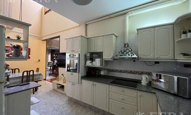 Venta casa 5 ambientes con piscina en Sarandí