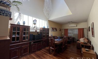 Venta casa 5 ambientes con piscina en Sarandí