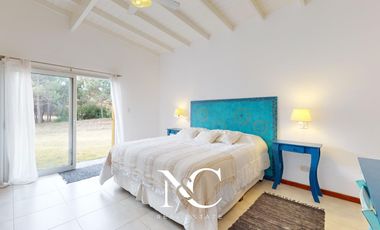 Casa en venta en Costa Esmeralda con fondo libre arbolado