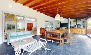 Casa en venta en Costa Esmeralda con fondo libre arbolado
