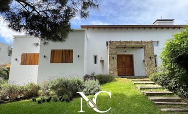 Casa en venta en Costa Esmeralda con fondo libre arbolado