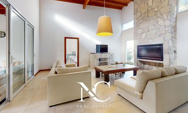 Casa en venta en Costa Esmeralda con fondo libre arbolado
