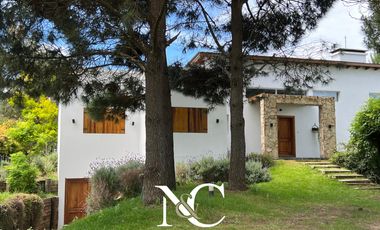 Casa en venta en Costa Esmeralda con fondo libre arbolado