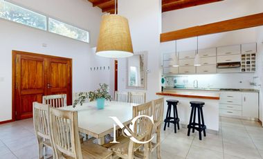 Casa en venta en Costa Esmeralda con fondo libre arbolado