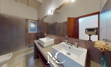 Casa en venta en Costa Esmeralda con fondo libre arbolado