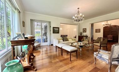 Importante Residencia en el corazón de Olivos Golf.