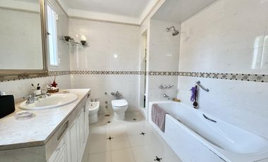 Importante Residencia en el corazón de Olivos Golf.