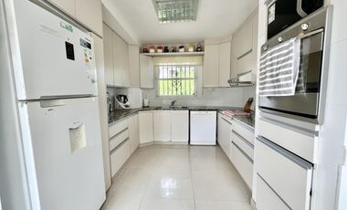 Importante Residencia en el corazón de Olivos Golf.